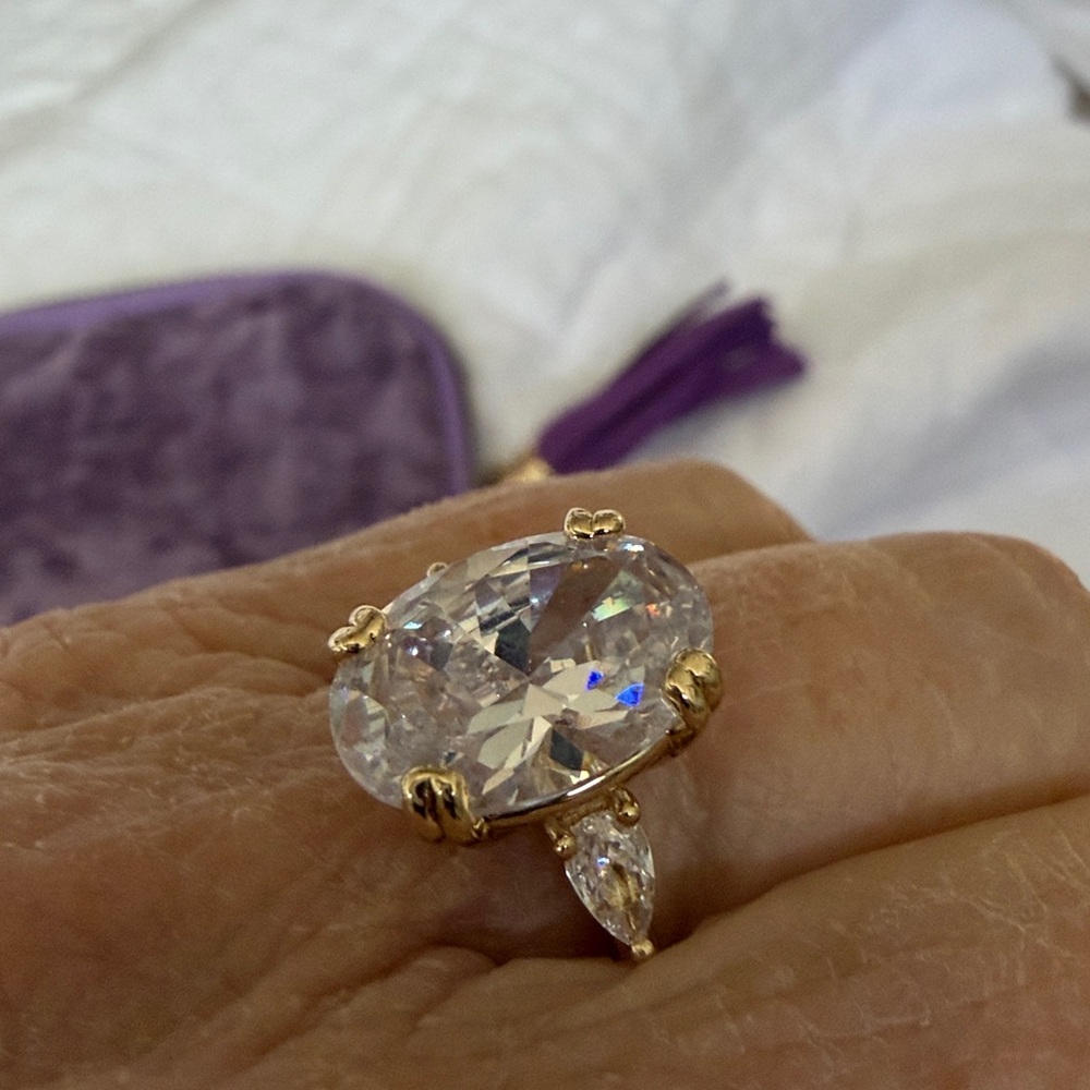 Size 6 Elegant Cubic Zirconia oval diamond  Women's Ring - Picture 6 of 8